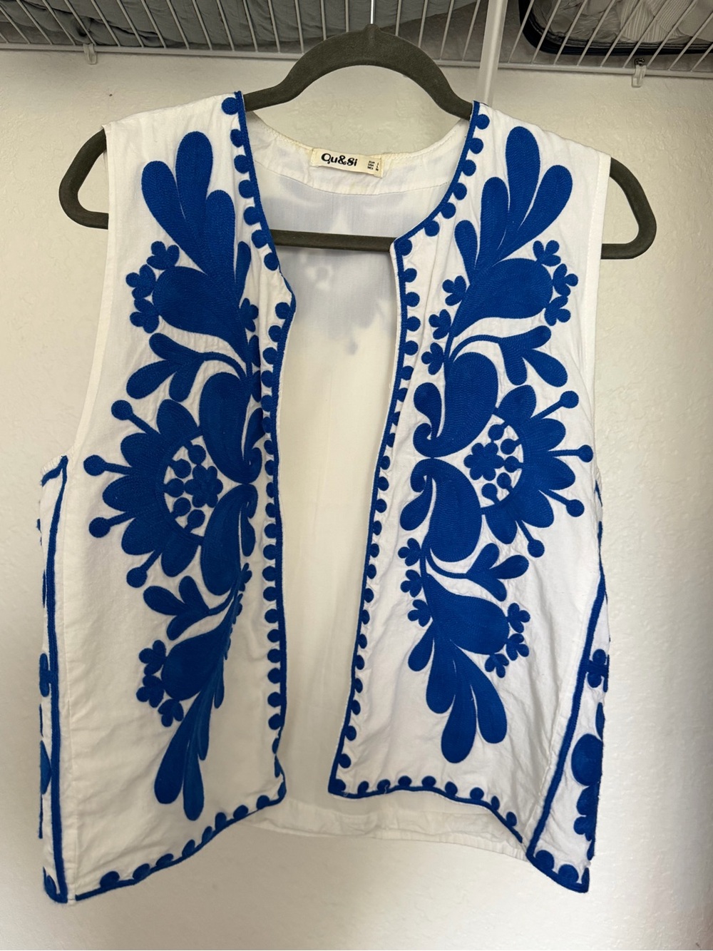 SHEIN White Sleeveless Vest with Bold Blue Floral Embroidery